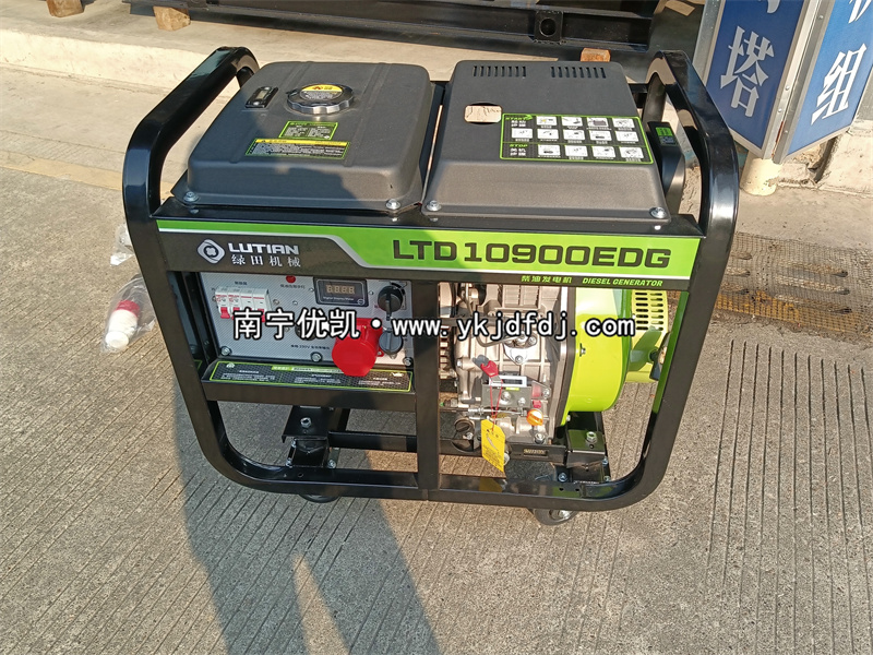 2025年1月20日，客戶到店自提并試機(jī)8KW柴油發(fā)電機(jī)組
